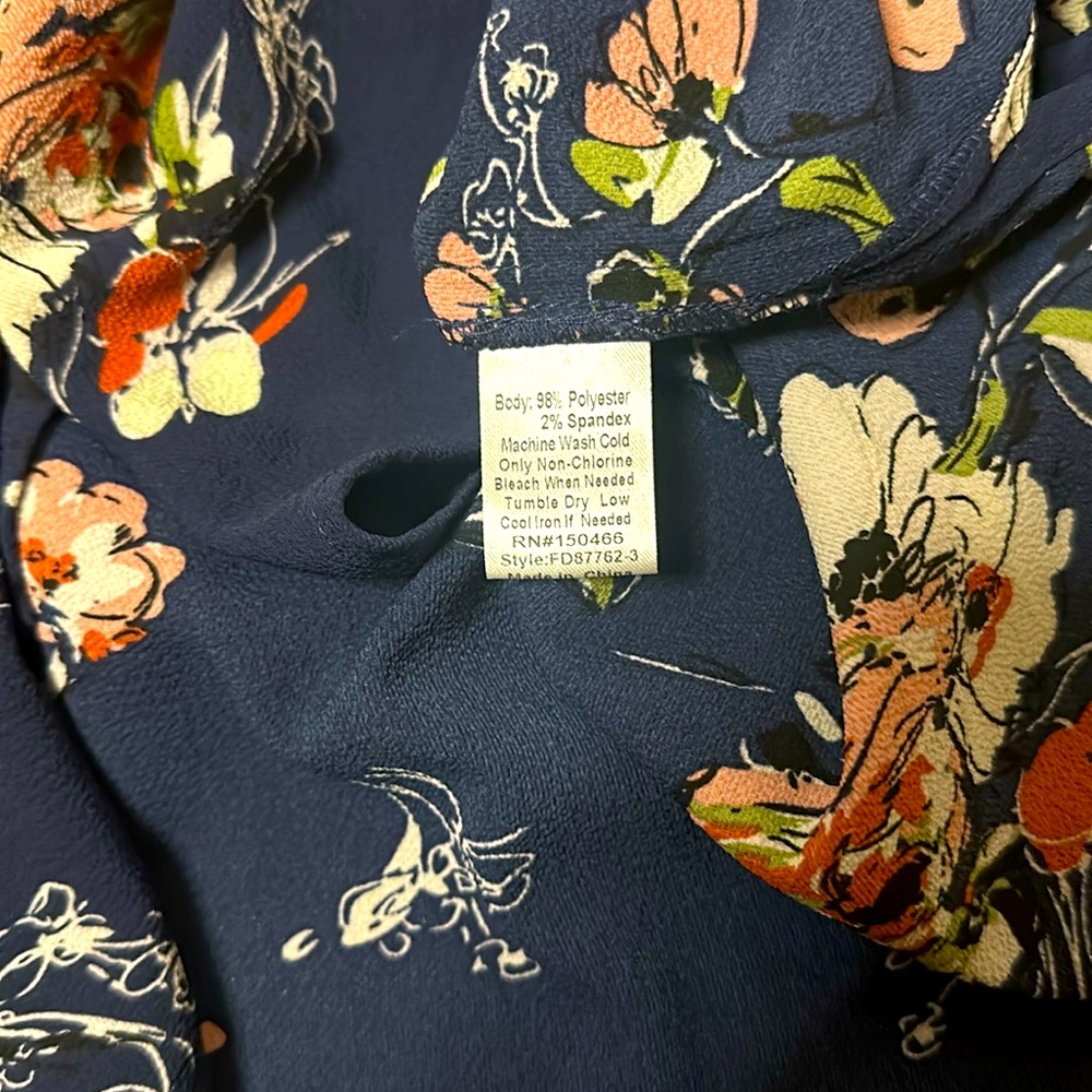 NWOT FUN 2 FUN floral blouse navy - Picture 5 of 5